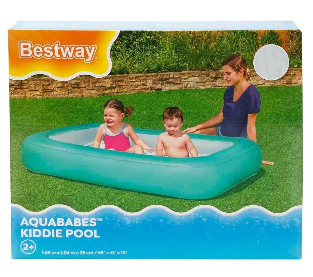 La piscine pour enfants Bestway Aquababes présente une forme rectangulaire avec un fond gonflable souple et mesure 165 cm sur 104 cm.