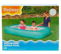 La piscine pour enfants Bestway Aquababes présente une forme rectangulaire avec un fond gonflable souple et mesure 165 cm sur 104 cm.