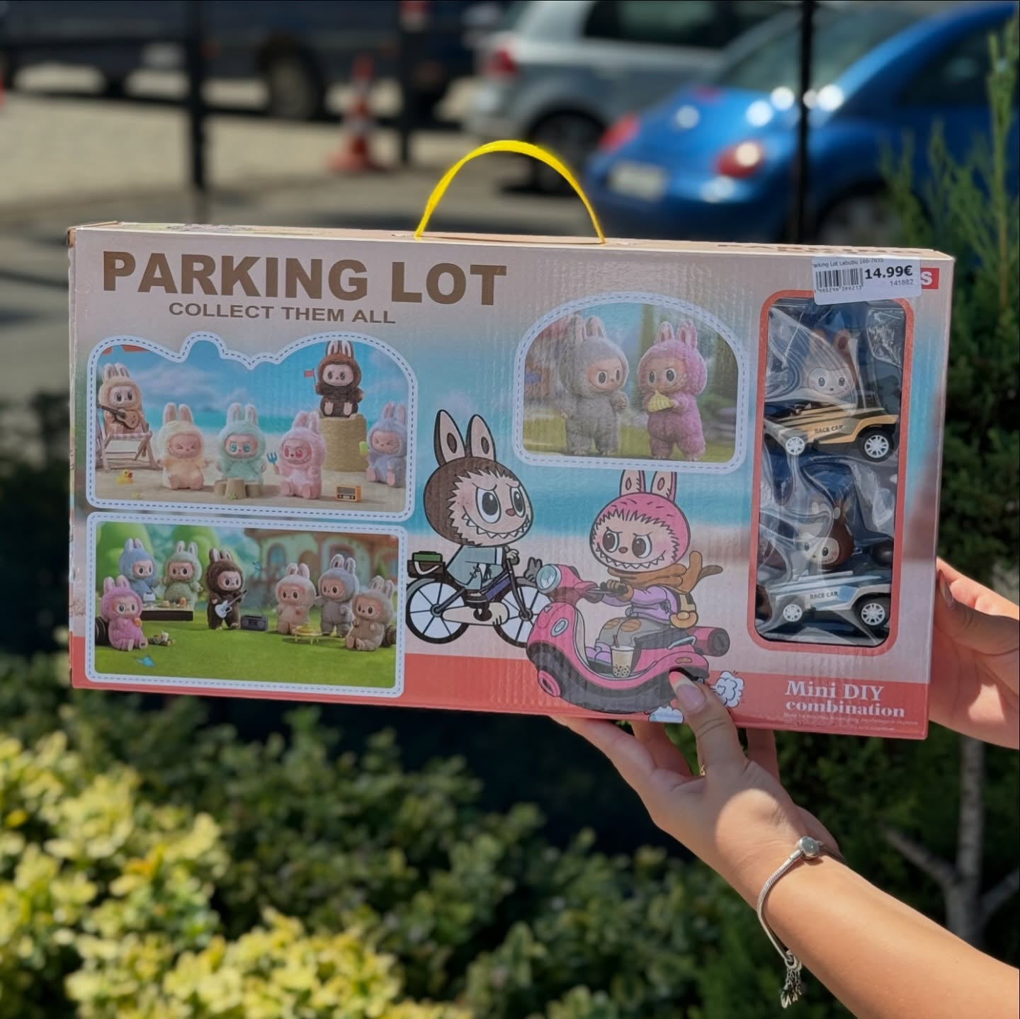 Ensemble de jouets Labubu Parking Lot comprenant des figurines et des véhicules miniatures.