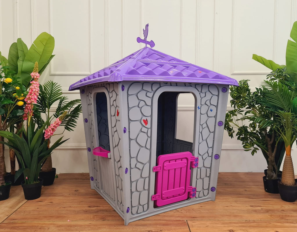 La maisonnette Pilsan Stone House, avec son toit violet et sa porte rouge.