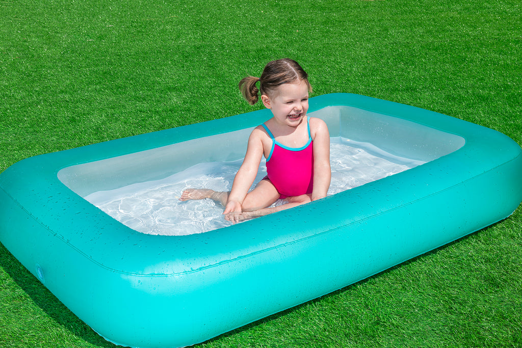 La piscine pour enfants Bestway Aquababes présente une forme rectangulaire avec un fond gonflable souple et mesure 165 cm sur 104 cm.