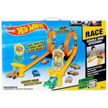 Le circuit Hot Wheels Double Ring Speedway est doté d'une double boucle permettant des figures acrobatiques à 360 degrés.