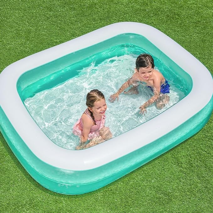 La piscine familiale rectangulaire Bestway Teal est fabriquée en vinyle durable et se gonfle rapidement.