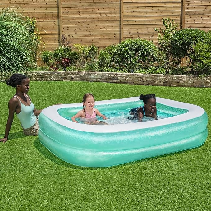 La piscine familiale rectangulaire Bestway Teal est fabriquée en vinyle durable et se gonfle rapidement.