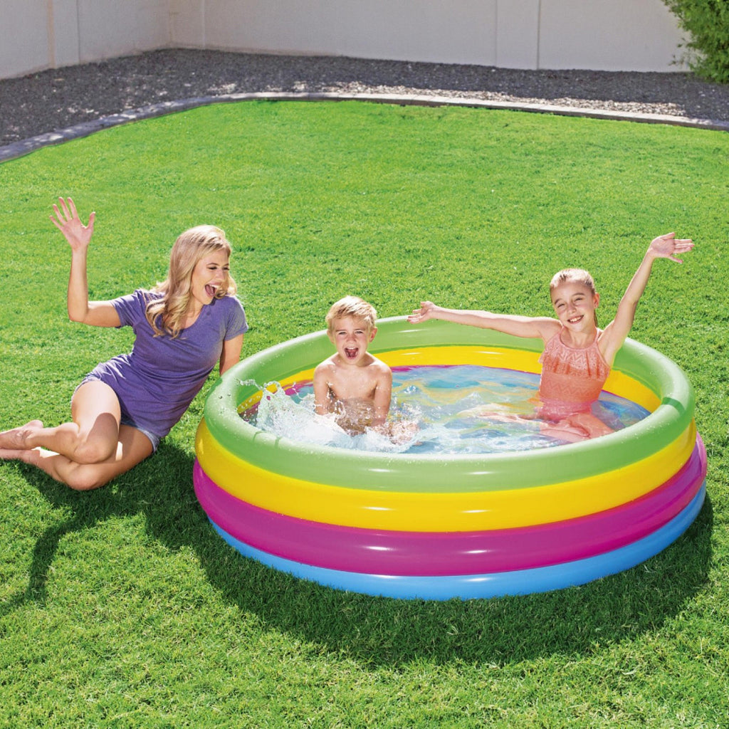 La piscine de jeu Bestway Swim Squad présente un design coloré à 3 anneaux et mesure \(1,57 \text{ m} \times 46 \text{ cm}\)