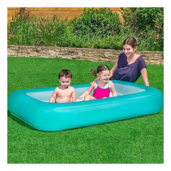 La piscine pour enfants Bestway Aquababes présente une forme rectangulaire avec un fond gonflable souple et mesure 165 cm sur 104 cm.