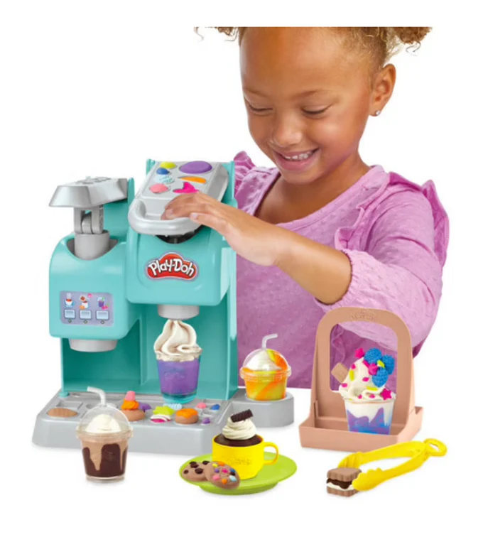 Coffret de jeu Play-Doh Kitchen Creations Colorful Cafe comprenant une cafetière vert menthe et diverses friandises en pâte à modeler