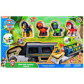 Le coffret de jouets Pat' Patrouille comprend un véhicule sur le thème de la jungle, appelé « Le Camion de la Jungle », qui transporte plusieurs petits véhicules de secours et des personnages.
