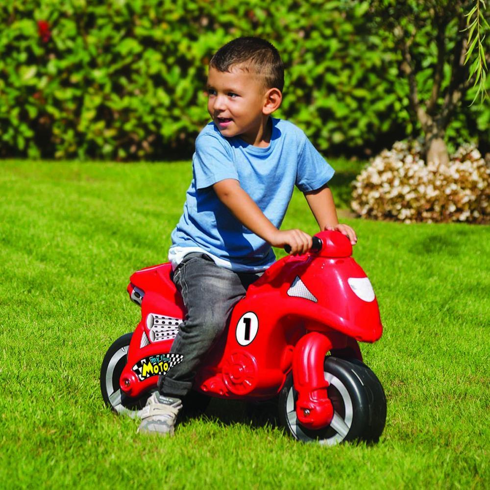 Le jouet rouge Dolu My First Moto est doté d'une construction en plastique durable et de roues larges pour aider les tout-petits à développer leur équilibre et leur motricité.