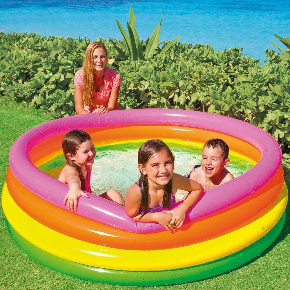 La piscine de jeu Bestway Swim Squad présente un design coloré à 3 anneaux et mesure \(1,57 \text{ m} \times 46 \text{ cm}\)